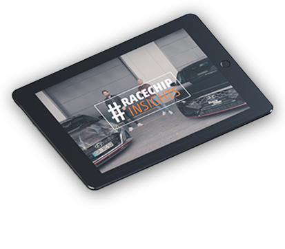 Tablet s prikazanim videom serije "RaceChip Insights". Dvoje ljudi stoje između dva tuning automobila.