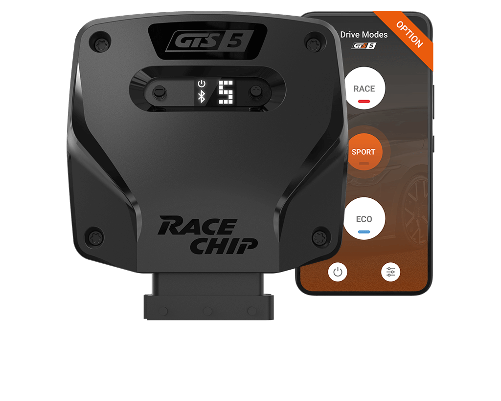 RaceChip GTS 5 Steuergerät mit Smartphone im Hintergrund, auf dem die drei Fahrmodi RACE, SPORT und ECO angezeigt werden.
