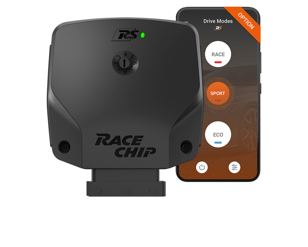 RaceChip RS Steuergerät mit grün leuchtender Betriebsanzeige und Smartphone mit Steuerungs-App für Fahrmodi RACE, SPORT und ECO.