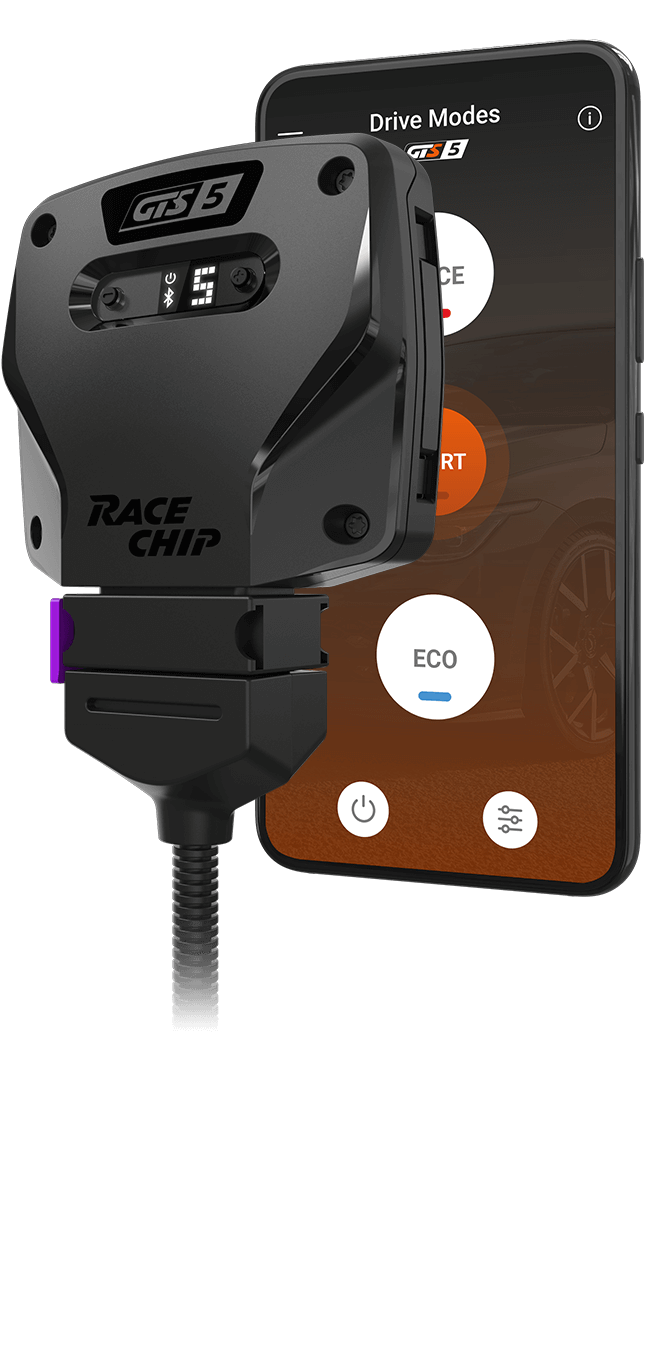 RaceChip GTS 5 upravljačka jedinica pod kutom ispred pametnog telefona s otvorenom aplikacijom. Vidljivi su načini vožnje RACE, SPORT i ECO, a aktiviran je SPORT.