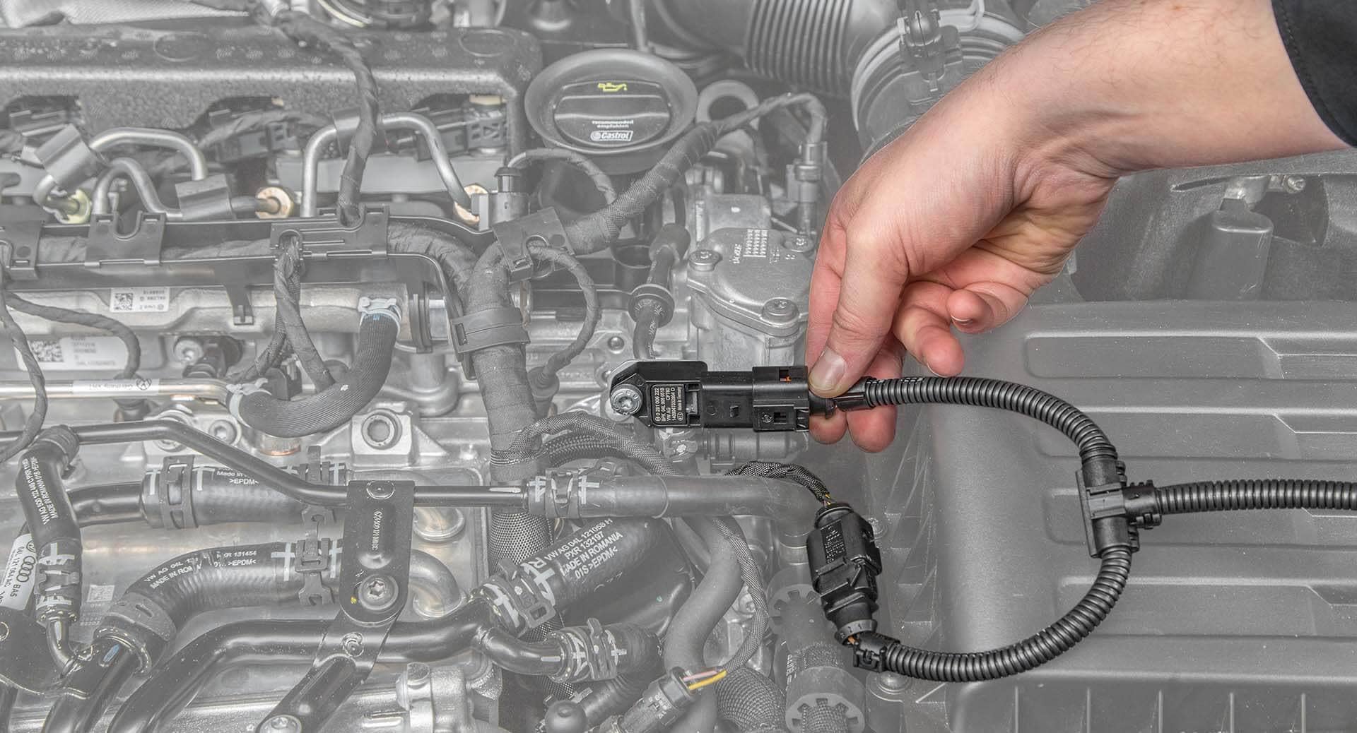 Connection to the turbo-boost pressure sensor (B) Connection to the turbo-boost pressure sensor (B)