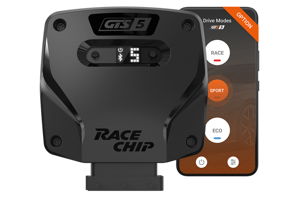 RaceChip GTS 5 control unit next to a smartphone with the optional app showing the driving modes RACE, SPORT and ECO.