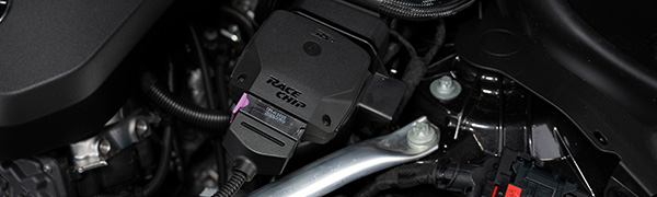 RaceChip GTS 5 control unit with smartphone showing the three driving modes RACE, SPORT and ECO.